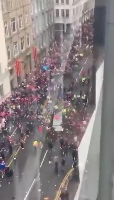 Un conducteur a intentionnellement percuté une foule à Liverpool, en Angleterre, heurtant plusieurs piétons.