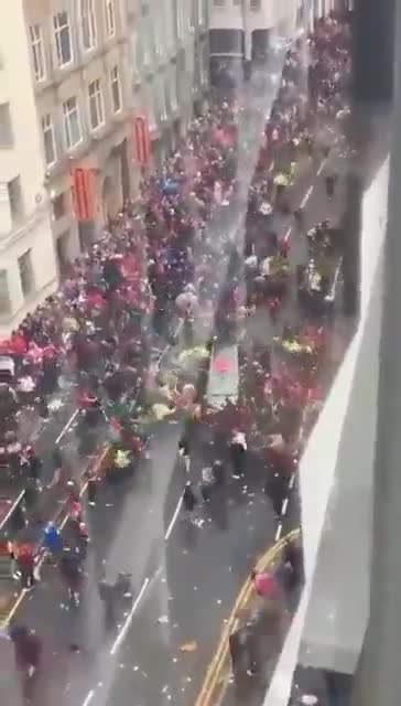 Un conducteur a intentionnellement percuté une foule à Liverpool, en Angleterre, heurtant plusieurs piétons.