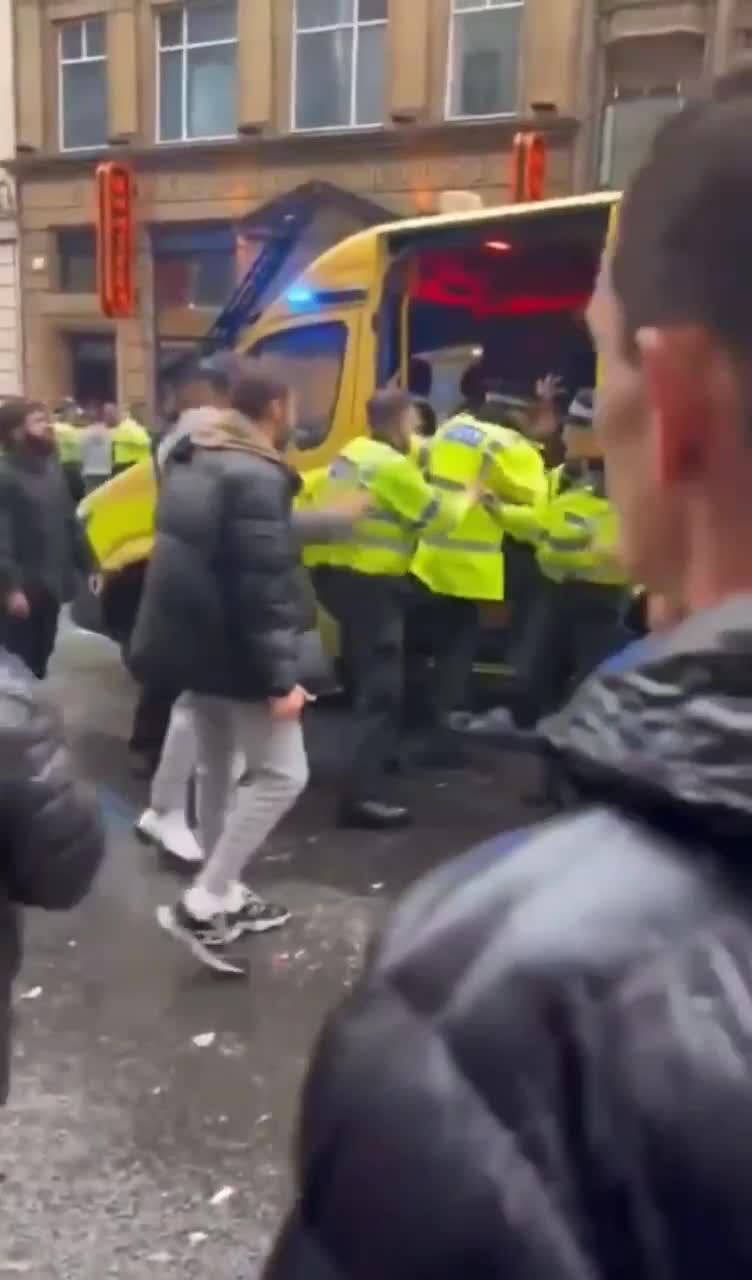 Rapport du Telegraph : Au moins 17 blessés dans une bousculade à Liverpool