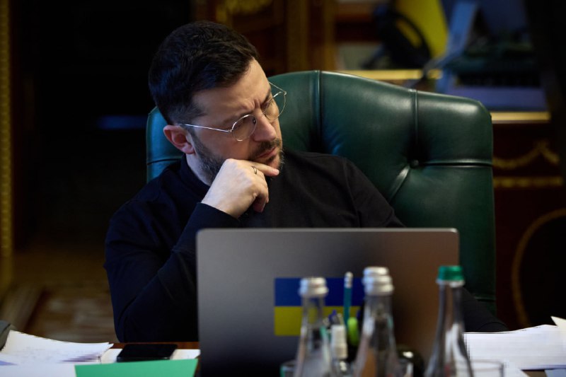 Президент Зеленський: Спільна розмова з Президентом Франції Еммануелем Макроном, Прем'єр-міністром Великої Британії Кіром Стармером та Федеральним канцлером Німеччини Фрідріхом Мерцем. Ми обговорили мирний план для України та всієї Європи. Ми цінуємо зусилля США, Президента Трампа та його команди щодо припинення цієї війни. Ми працюємо над документом, підготовленим американською стороною. Це має бути план, який забезпечує справжній та гідний мир.