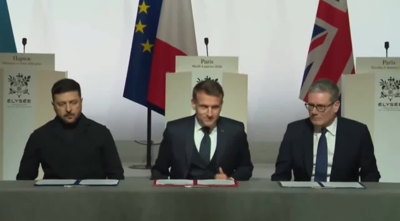 Durante la reunión de la Coalición de los Dispuestos en París, el presidente ucraniano Zelenski, el presidente francés Macron y el primer ministro británico Starmer firmaron una declaración de intenciones sobre el despliegue de una fuerza multinacional en Ucrania tras un alto el fuego.